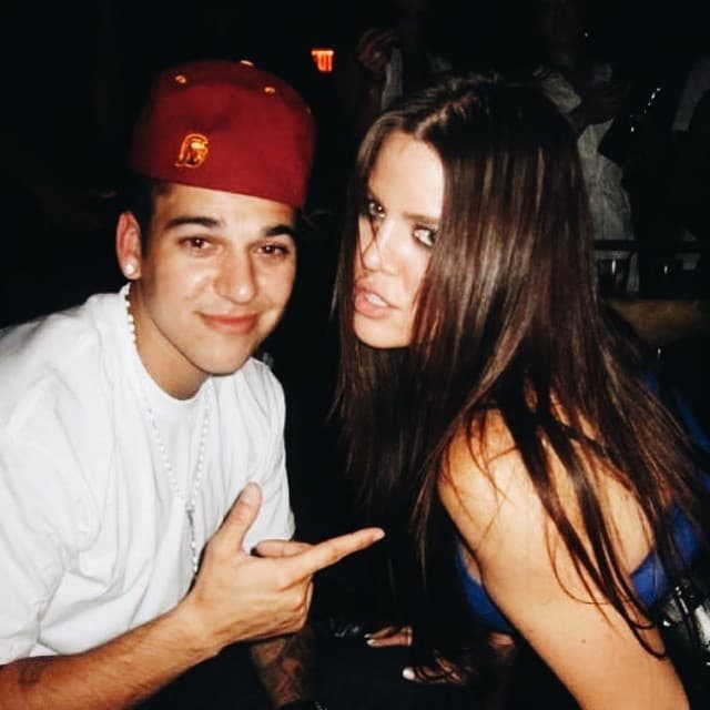 "Mi hermano Rob es como mi padre en muchos sentidos: su sentido del humor, su naturaleza tonta, la forma en que ama y respeta a la familia", escribió Khloé el pasado 16 de junio en dicho portal, donde suele compartir detalles íntimos de su vida, de acuerdo con 
<b><a href="https://www.mirror.co.uk/3am/celebrity-news/khloe-kardashian-praises-brother-rob-12719412">Daily Mirror</a></b>.