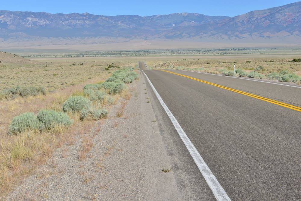 Otro ex científico del gobierno, llamado Bob Lazar, asegura que trabajó investigando naves extraterrestres en una ubicación secreta llamada S-4 o Sitio 4. Al parecer, esta ubicación estaría justamente en el campo de Tonopah.