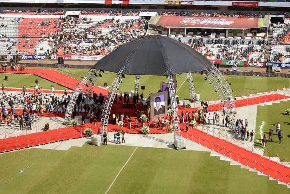Así lució el Estadio Azteca. En la cancha se montó un impresionante escenario que hizo de capilla ardiente. La entrada fue gratuita y se permitió que los asistentes bajaran a depositar una flor blanca a los pies del ataúd.
