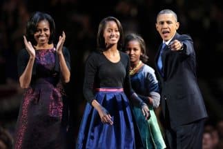 El presidente Barack Obama, su esposa Michelle y sus hijas Sasha y Malia, durante los festejos por la reelección la madrugada del 7 de noviembre de 2012 en Chicago, Illinois.