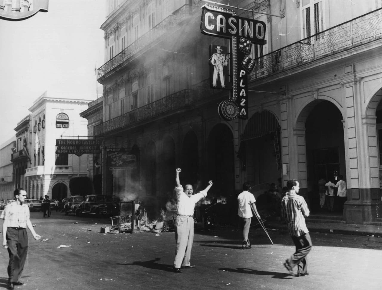 Algunos cubanos quemaron mesas de ruleta y otros juegos frente a un casino en La Habana el 1 de enero de 1959. Los casinos eran considerados por algunos parte de la influencia económica de EEUU sobre el gobierno de Batista. El 3 de enero de 1961 Cuba y EEUU rompieron relaciones diplomáticas.