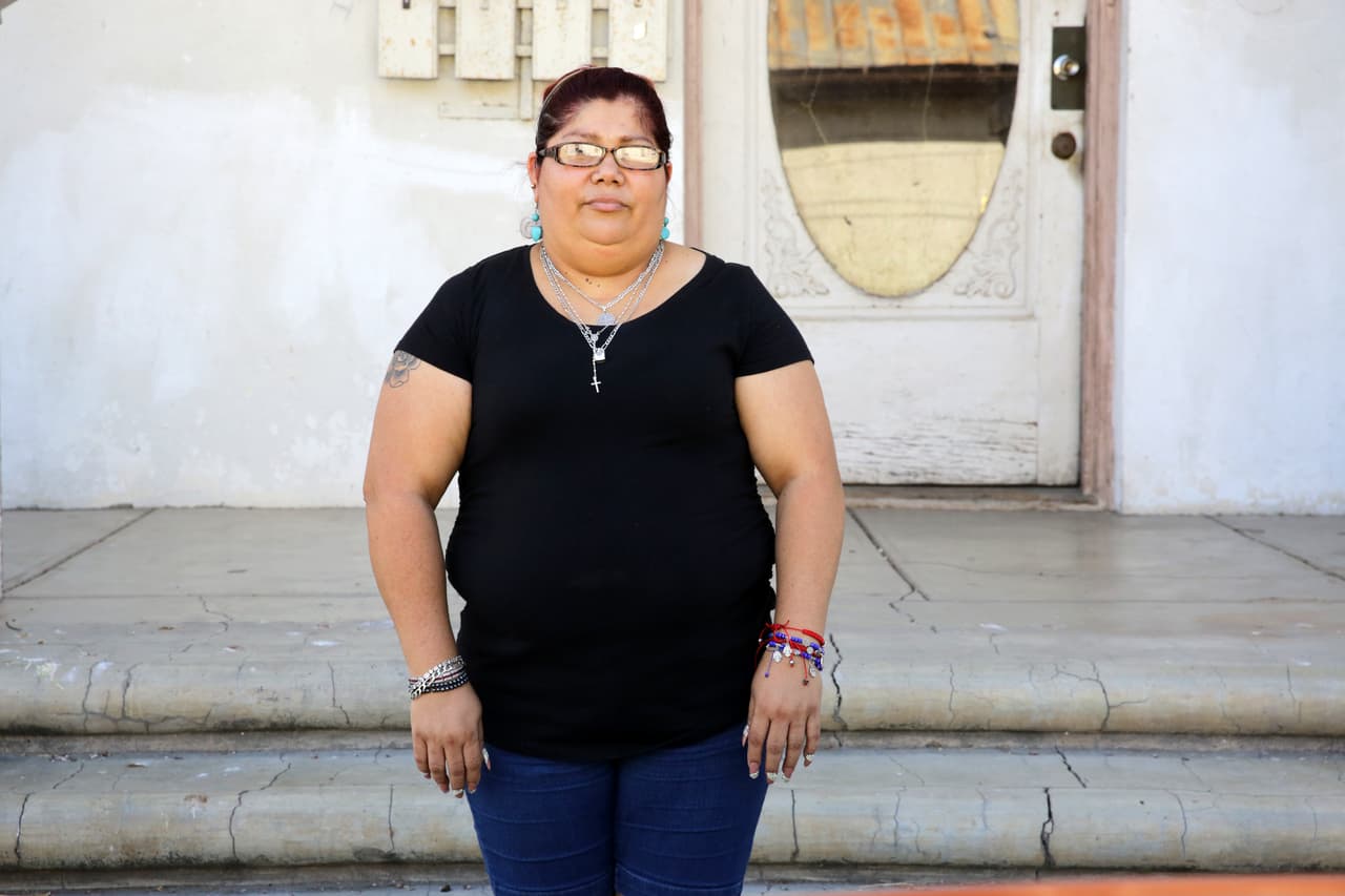 Dalia Yanos, 45 años, Laredo (Texas). Pese a que tiene una casa esperándola al otro lado de la frontera, en Nuevo Laredo, y a que se está planteando volver por los menores costos de vida, Dalia Yanos lleva 20 años sin elegir a ningún gobernante y tampoco tiene tarjeta de elector. “Es más de lo mismo. Siempre hay campaña y no hay alguien a quien irle. Prometen cosas y a la media hora no las cumplen”, asegura.