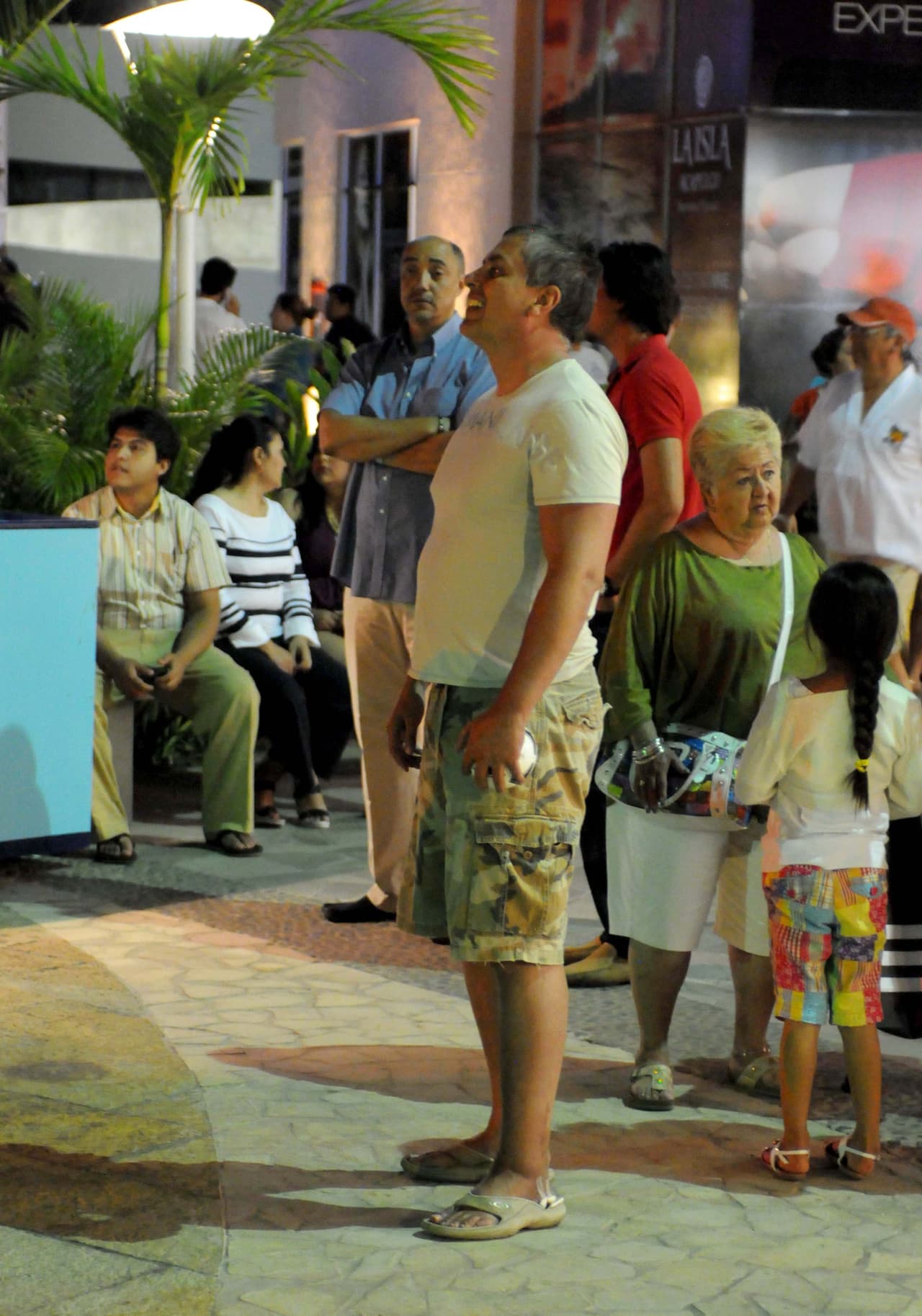 El encargado de confirmar el fallecimiento fue su compañero en el grupo musical Garibaldi,
<b><a href="https://www.univision.com/famosos/al-ver-su-patio-destruido-sergio-mayer-agradecio-que-su-hija-victoria-y-su-nieta-mila-salieran-a-tiempo-de-alli-video" target="_blank">Sergio Mayer</a>. </b>
<br>