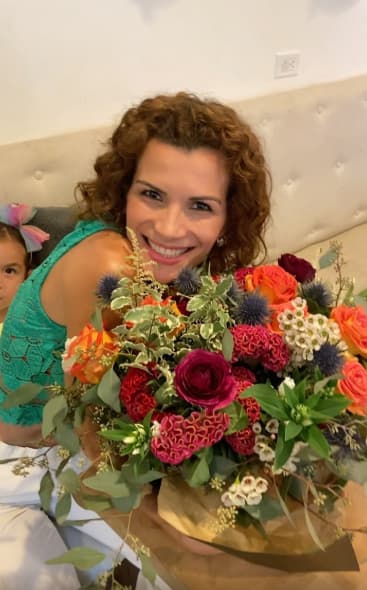 Junto a un video donde recibe un hermoso arreglo de flores de parte del conductor y sus hijos Liam y Michelle, la actriz mexicana agradeció por una nueva vuelta al sol y por las decenas de mensajes que recibió de amigos y familiares.