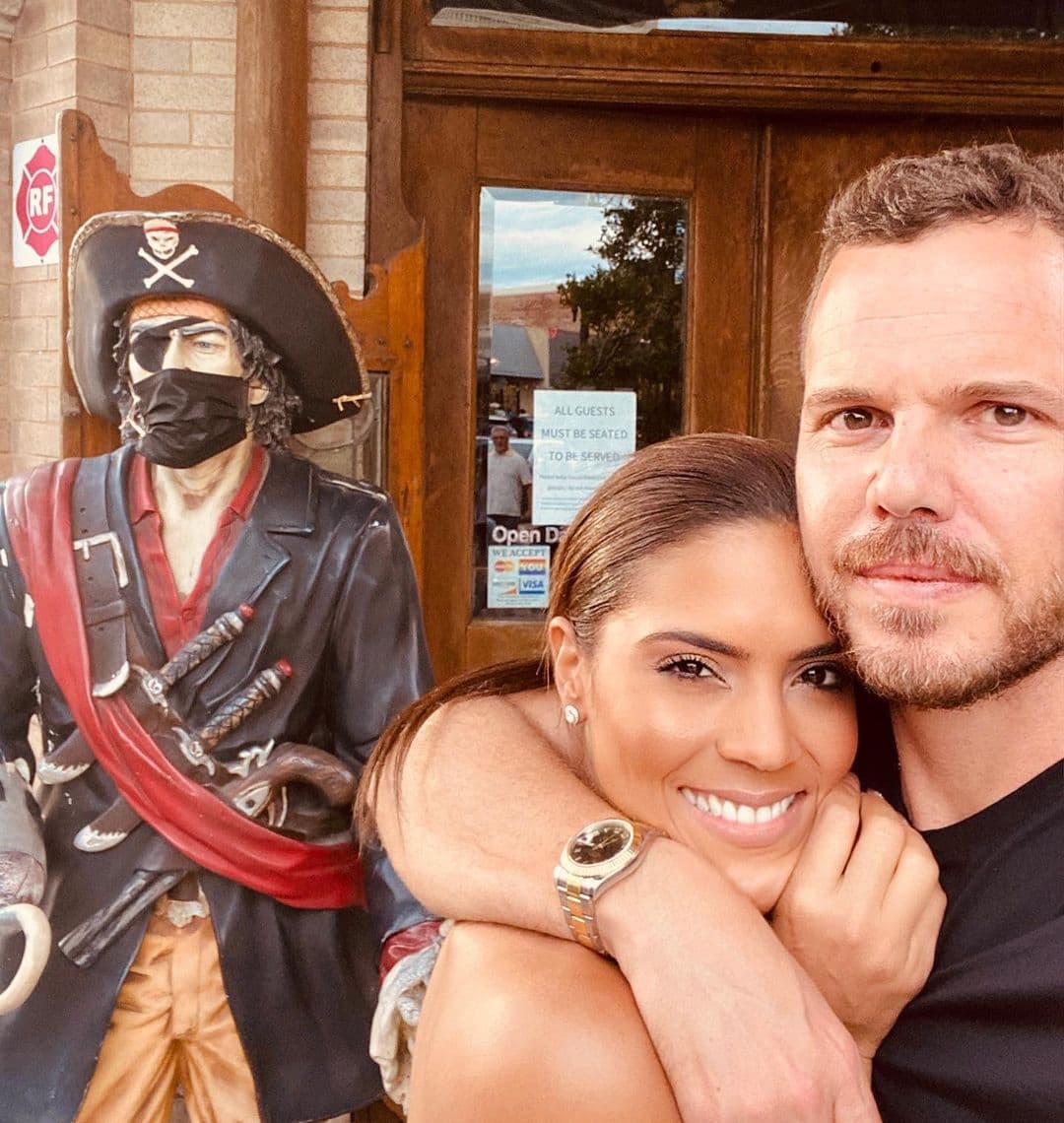 Francesco siempre elogia a su amada, sin importar que esté o no maquillada, y ese es amor del bueno.