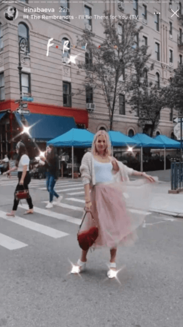 <b><a href="https://www.univision.com/shows/el-gordo-y-la-flaca/irina-baeva-reacciona-a-los-rumores-que-indican-es-mantenida-por-gabriel-soto-y-que-le-pago-su-viaje-a-nueva-york-video">Irina Baeva demostró su fanatismo por 'Friends' durante su estancia en Nueva York </a></b>en septiembre de 2020. La actriz se tomó fotografías en los lugares de la ciudad en que se grababa la exitosa producción.