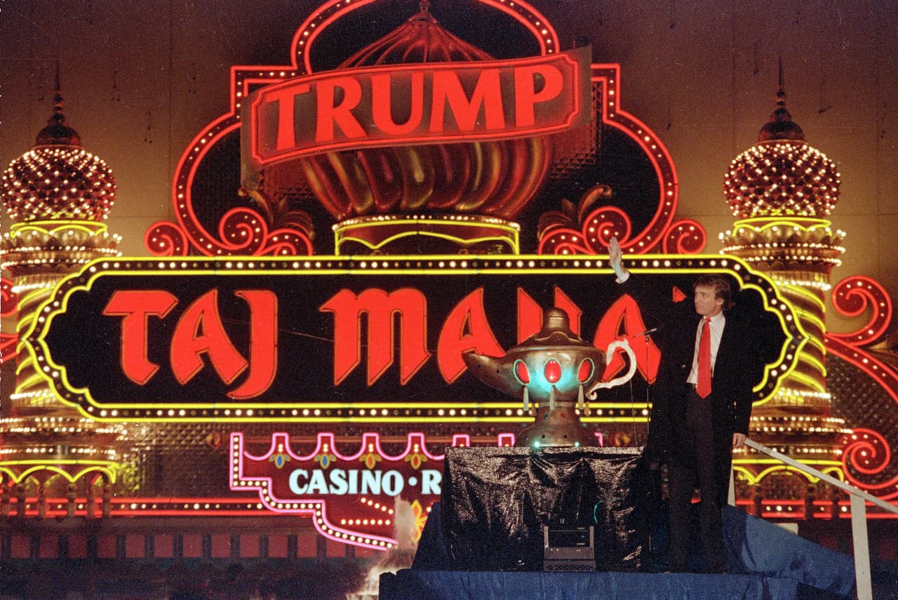 Esta fotografía de archivo, tomada en abril de 1990, muestra a Donald Trump durante la inauguración del Trump Taj Mahal Casino Resort, una propiedad del empresario en Atlantic City, Nueva Jersey. Trump se se inspiró en el monumento hindú para este proyecto, que hoy es un hotel Hard Rock.