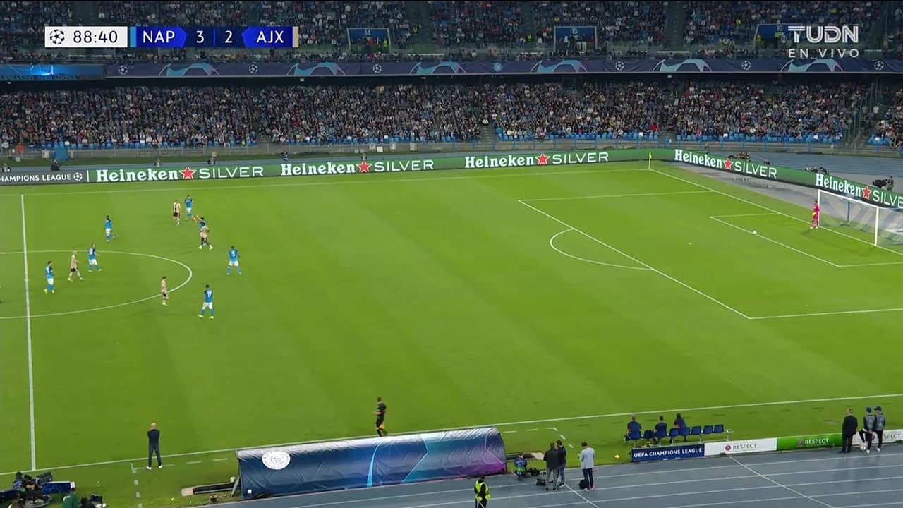 ¡GOL!  anota para Napoli. Victor Osimhen