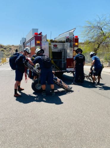 Los equipos de rescate lograron ponerse en contacto con el lesionado aproximadamente a una milla de la base de la montaña.