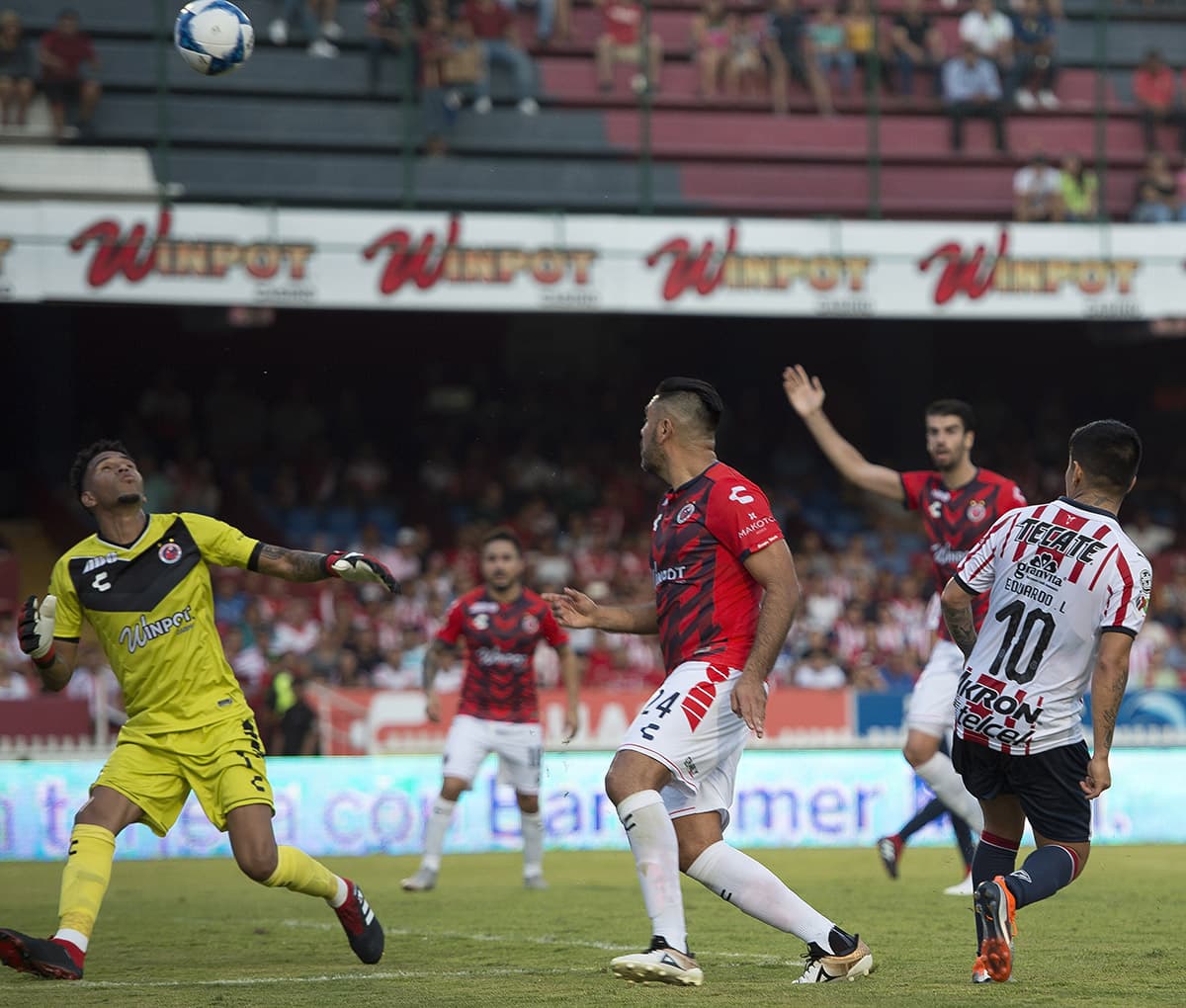 El remate de 'Chofis' hizo que la pelota tomara altura y terminara bañando al arquero peruano de Veracruz, Pedro Gallese (izquierda).