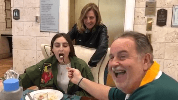 Mia aprovecha cuando tiene tiempo para visitar a sus padres, quienes disfrutan cada momento a su lado.