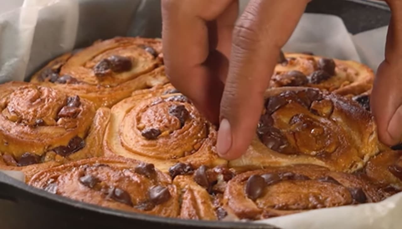 Pãozinho de doce de leite é receita simples de sobremesa para fazer na frigideira