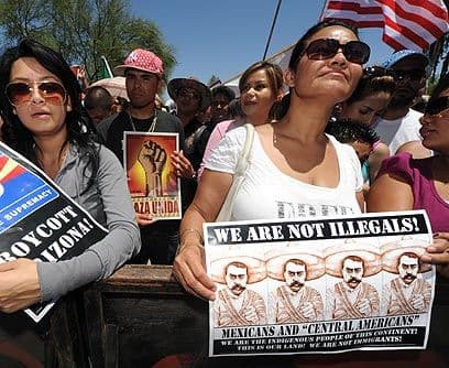 La leyLa ley firmada por Brewer convierte en un delito estatal el cruzar la frontera ilegalmente y requiere que la policía verifique el estado migratorio de las personas si los agentes encuentran "sospechas razonables" de que esa gente puede estar indocumentada en Estados Unidos.Tras su aprobación, crecieron las protestas en su contra, no solo en Arizona, sino en el resto del pais.