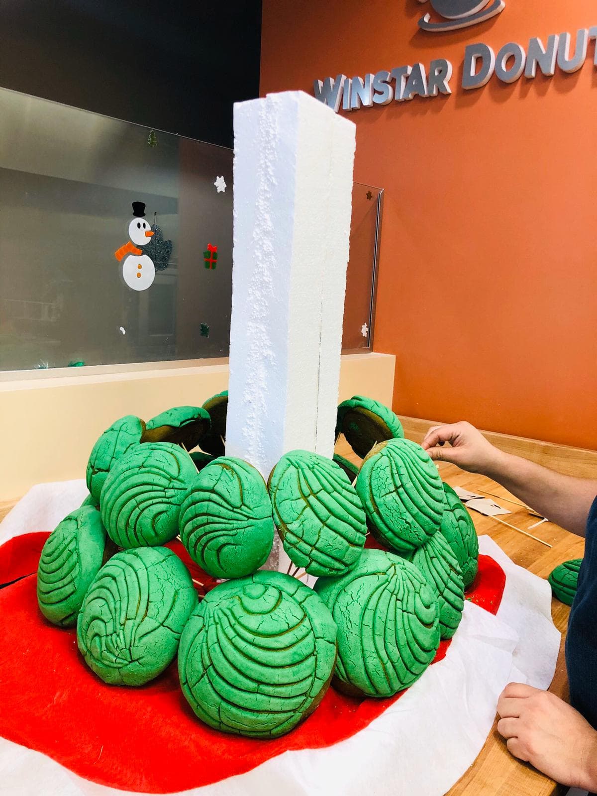 Winstar Donuts es más que un vendedor de donuts tradicional, en el local se han creado combinaciones de sabores y culturas como la original 'Popusa donuts' y ahora el delicioso 'Conchas Christmas Tree'.