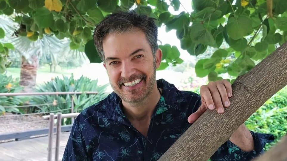 "Muy temprano, a las 6:40 de la mañana (del viernes 1) arribó precisamente Ingrid con sus hijos 
<b>para darle el último adiós a su papá</b>", aseguró Chapoy en su show.