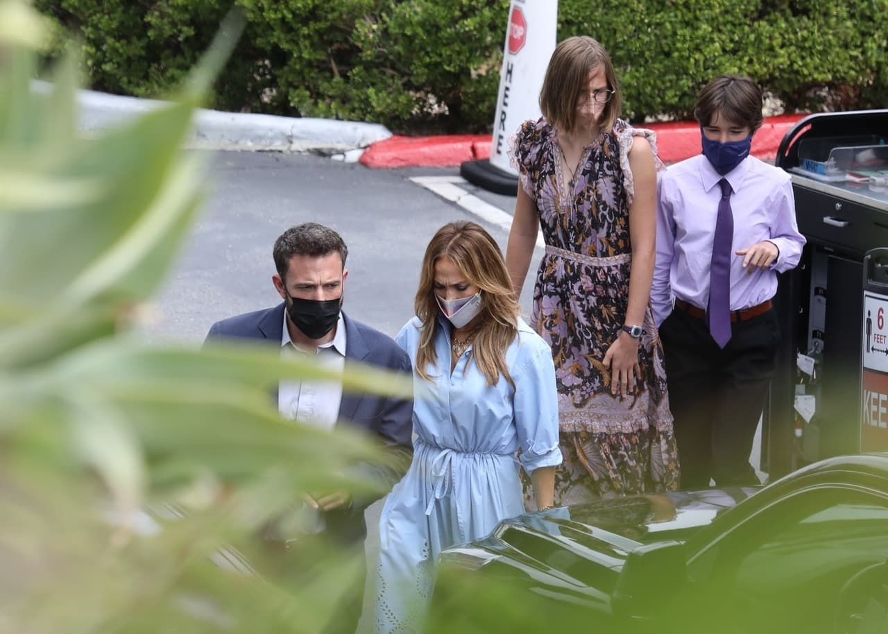 Se trató de la primera ocasión en que la cantante y el actor se dejaron ver 
<b><a href="https://www.univision.com/famosos/jlo-compra-joyas-hijas-ben-affleck" target="_blank">con sus cinco hijos juntos. </a></b>
<br>