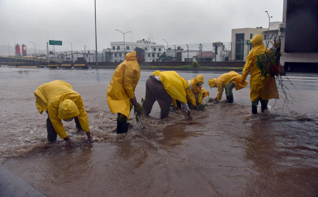 Trabajadores del municipio Manzanillo, Colima, reparan destrozos luego del huracán Patricia.