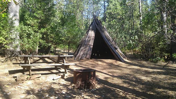<b>Indian Grinding Rock,</b> a 77 millas al este de Sacramento. 
<br>Incluye un museo que contiene las herramientas y tecnología de los Nativos Miwok, sitios para campar y espacios para hacer picnic.