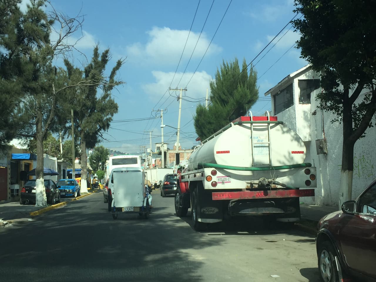 Pipas de agua en la zona del Mexicable.