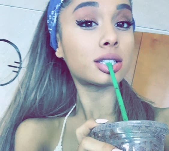 Toda una lindura, con razón tiene miles de galanes a su alrededor.