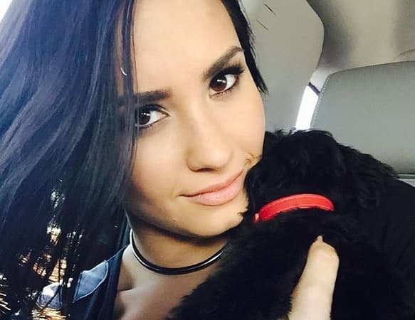 ¡Ah, pero qué tierna! Aquí aparece con su nuevo perrito 'Batman'.