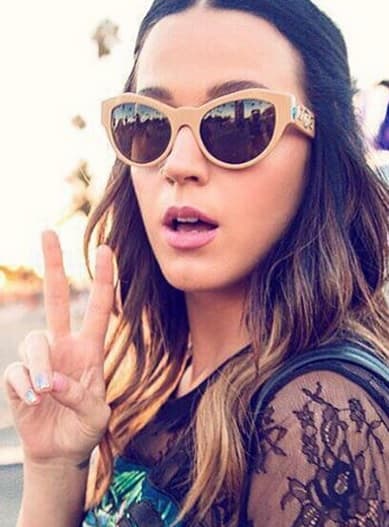 Katy Perry también tiene lo suyo y para las selfies, nada mejor que unos buenos lentes oscuros.