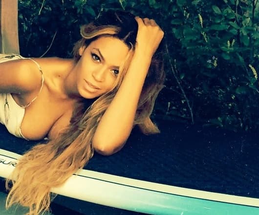 Para este #SelfieSunday Beyoncé enseña sus encantos.