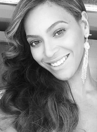 Es divina y bien que sabe como presumirlo.