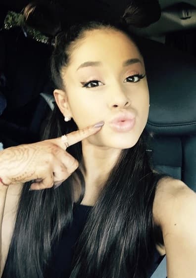 Con esas selfies tan coquetas, Ariana Grande derrite a cualquiera.