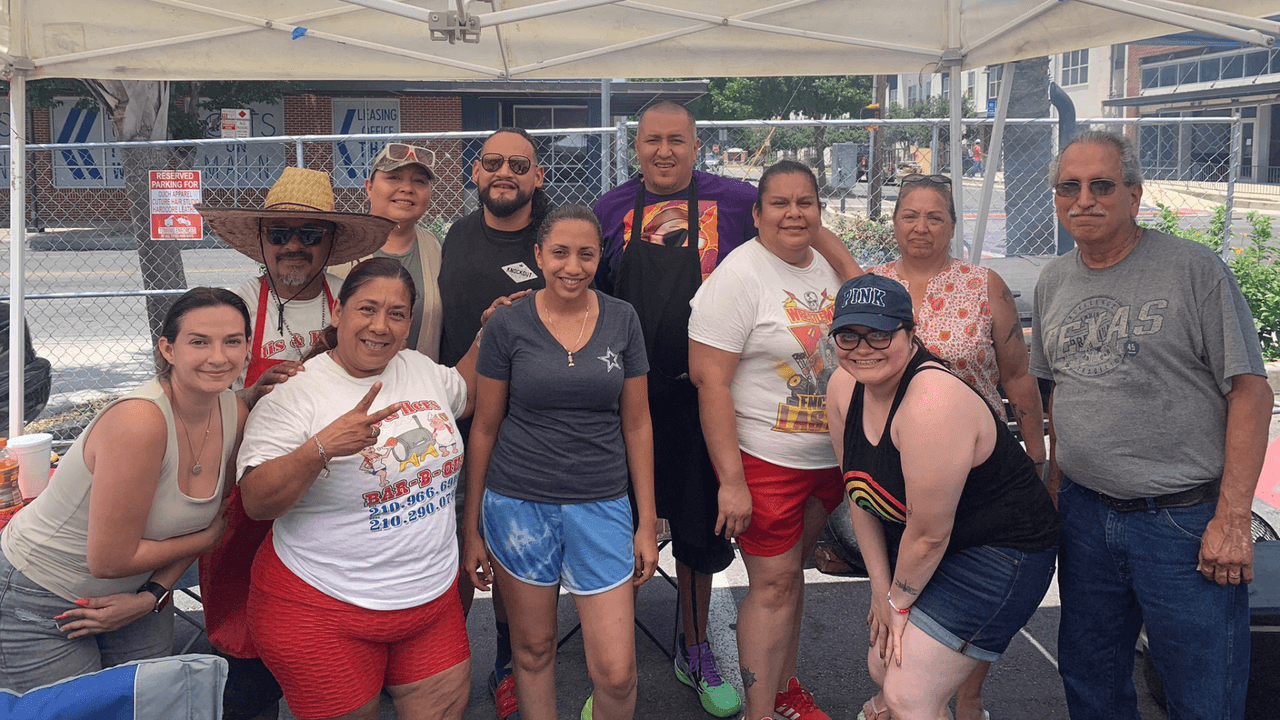 Familiares y amigos de Reymundo Solís 
<b>organizaron una barbacoa para reunir fondos</b> que les permita cubrir los gastos funerarios. Ray Rey, como le decían por cariño, 
<a href="https://www.univision.com/local/san-antonio-kwex/atropellado-conductor-huye-san-antonio-texas" target="_blank">murió el sábado primero de julio, luego de que un auto lo atropelló.</a>