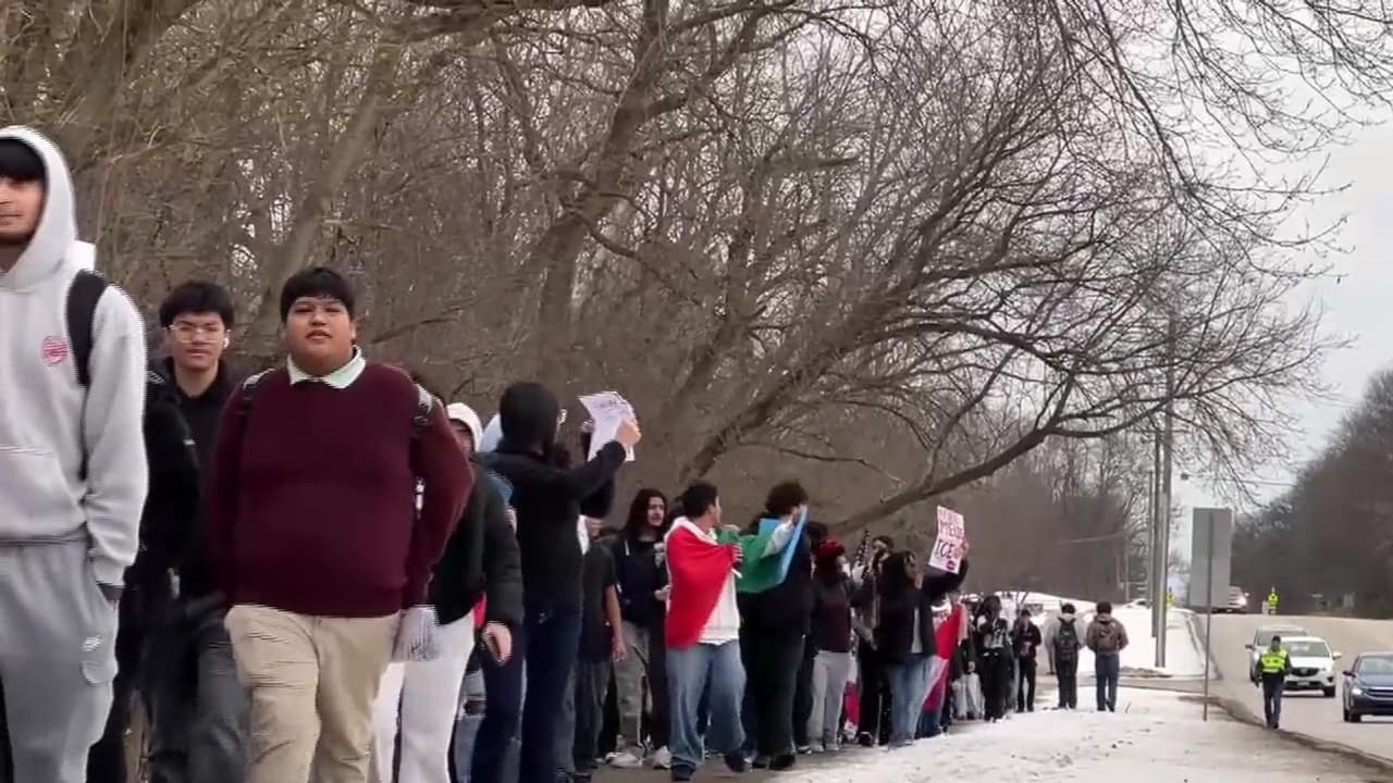 Durante las movilizaciones, elementos de distintos departamentos de policía han acompañado a los estudiantes con el objetivo de mantener el orden y resguardar su seguridad. En varias de las marchas también se ha observado
<b> la presencia de padres de familia apoyando a sus hijos.</b>
<br>
<br>
<b>“Tienen el temor de ser expulsados por la escuela por estar luchando por sus papás, por alzar la voz. Son sus papás, hermanos o abuelitos los que tienen miedo”, comentó Paulina Mendiola, madre de familia.</b>
<br>