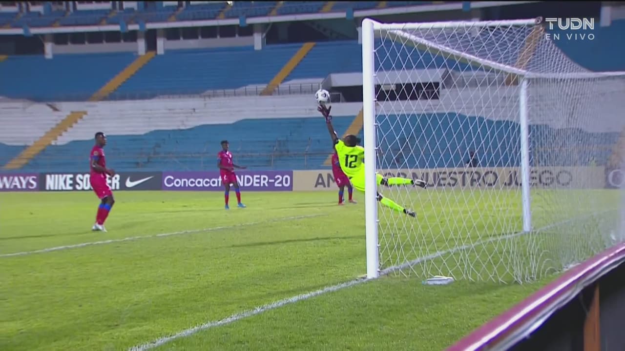 ¡Espectacular! Manotazo salvador de Augustin para sacar el tiro de Violante