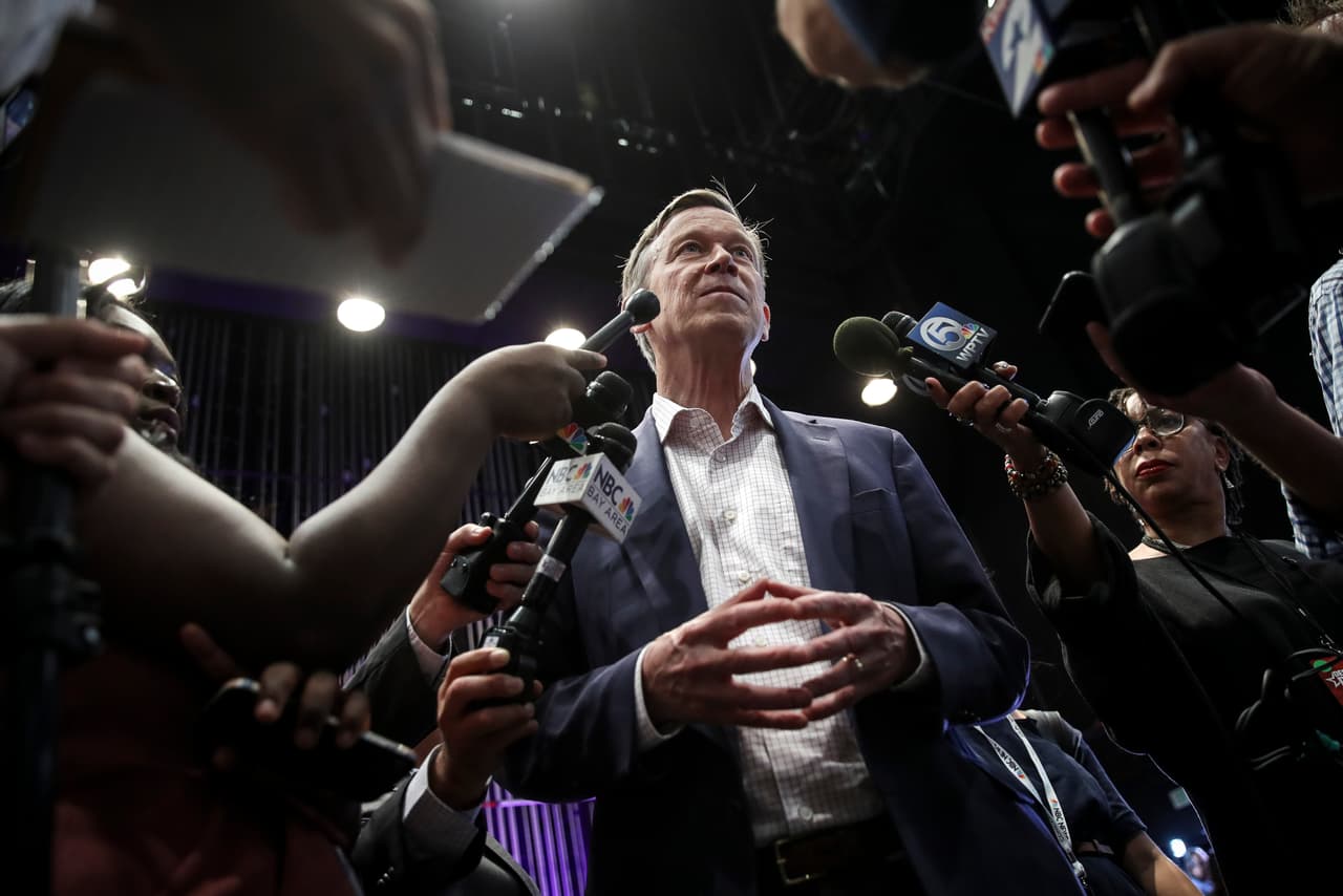 El exgobernador de Colorado John Hickenlooper participará en la segunda jornada del debate, este jueves, pero aprovechó para contactar con los medios este miércoles en la sala del evento.