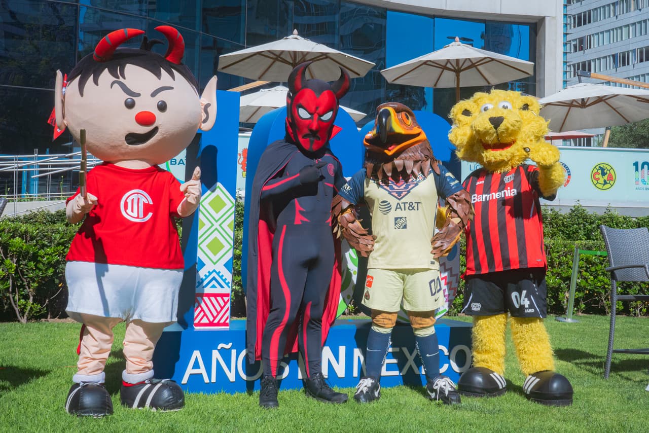 Las mascotas de América, Toluca y Bayer, presentes en el evento.
