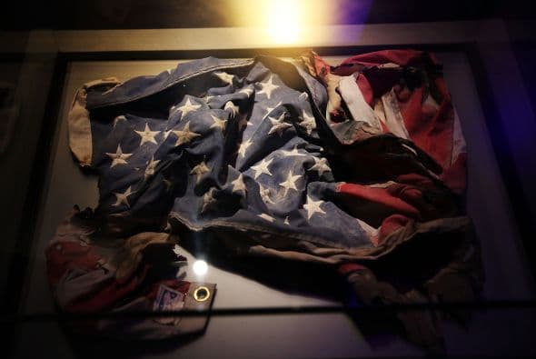 Una bandera de EEUU recuperada entre los restos del World Trade Center.