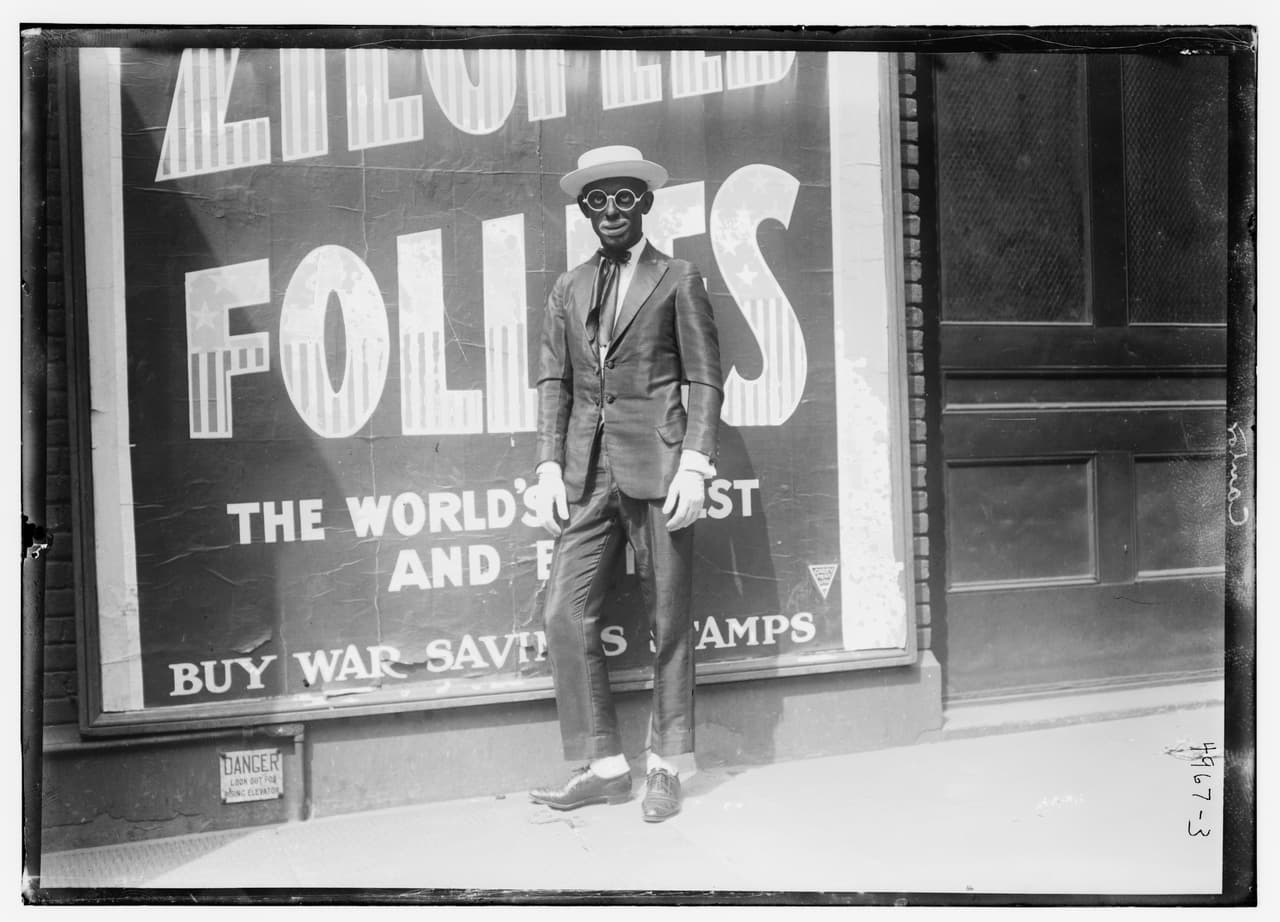 "(
<i>Blackface</i>) era una forma muy popular de entretenimiento para las audiencias blancas", señala Thompson Summers, quien es afroestadouniense. Era una manera de burlarse de la gente negra, "mostrarlos como incompetentes en diferentes áreas como el lenguaje, o el conocimiento". Retrato del actor de teatro estadounidense y comediante de Vaudeville, Bert Williams, 1915.