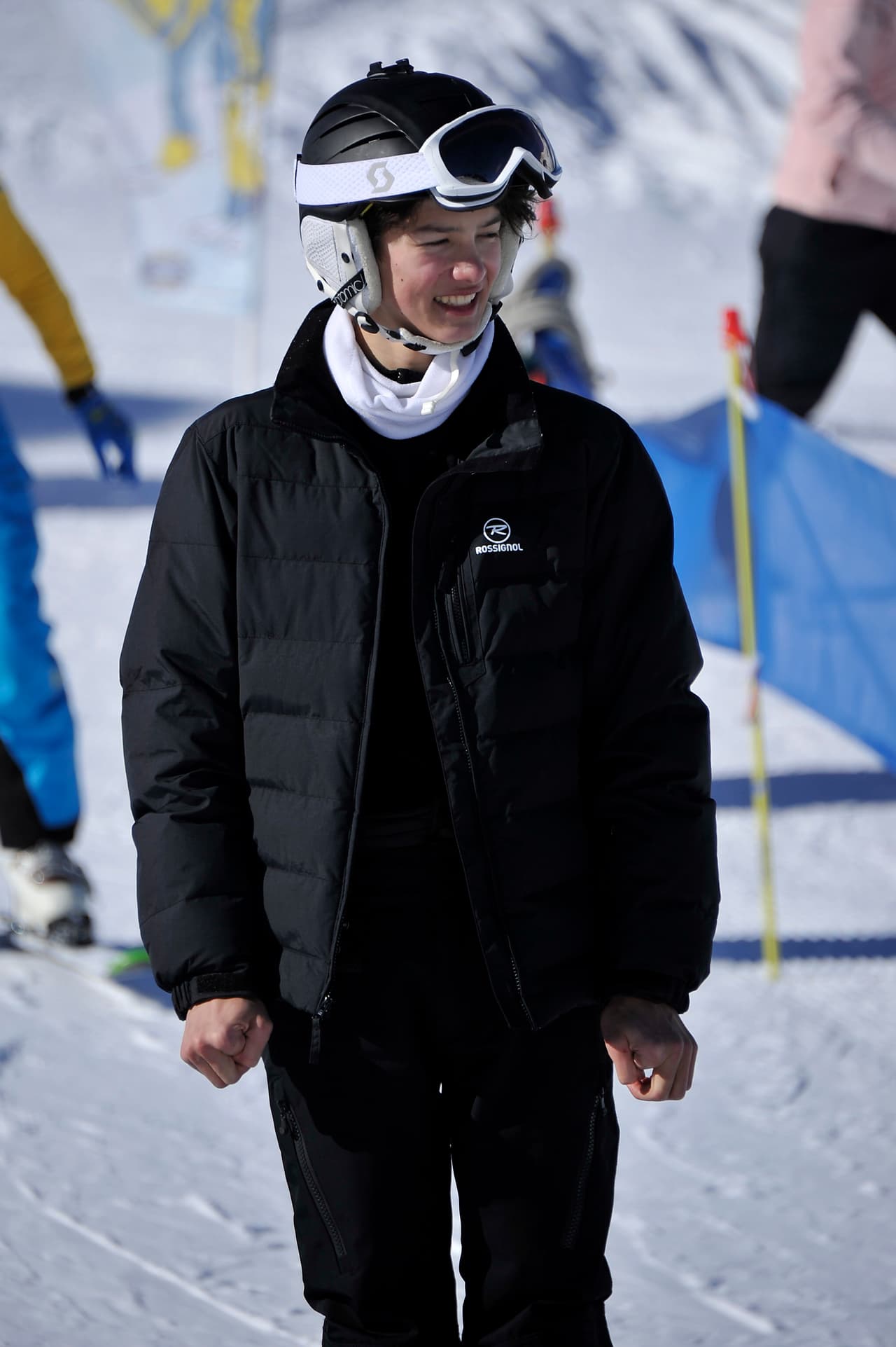 El conde de Monpezat es miembro de la Familia Real Danesa; es conocido por su simpatía y su gusto por esquiar.