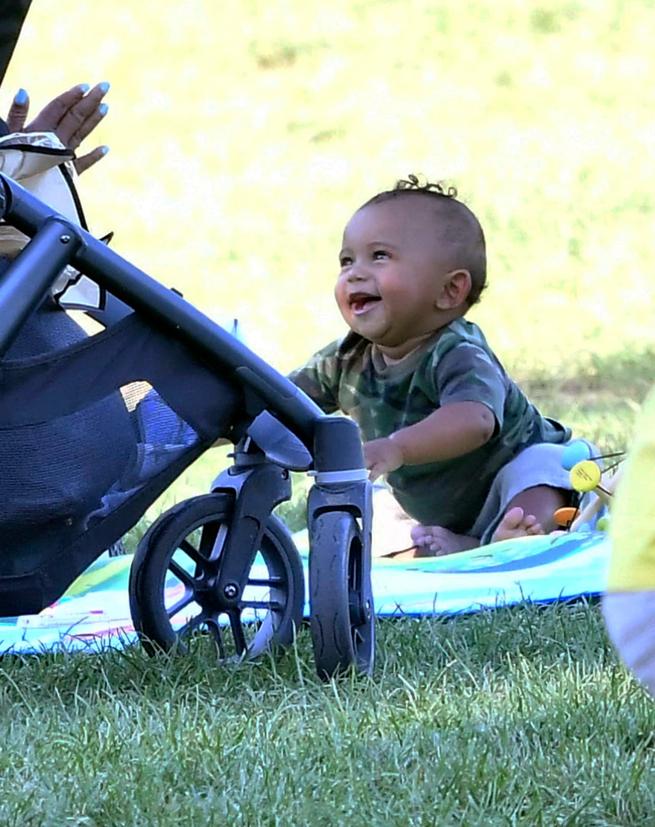 Pasó toda la tarde sonriendo y jugando.