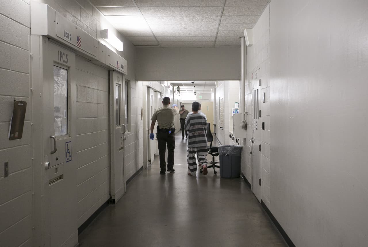 Liberan a 203 internos de la cárcel de Sacramento para frenar la transmisión de covid-19 en las instalaciones