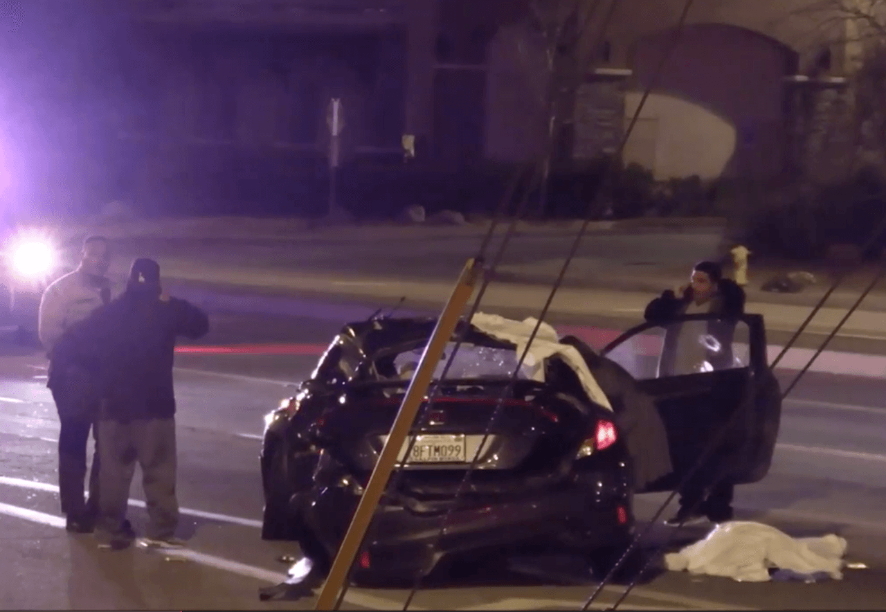   Dos adolescentes latinos mueren tras choque en Pamdale; el responsable huyó a pie