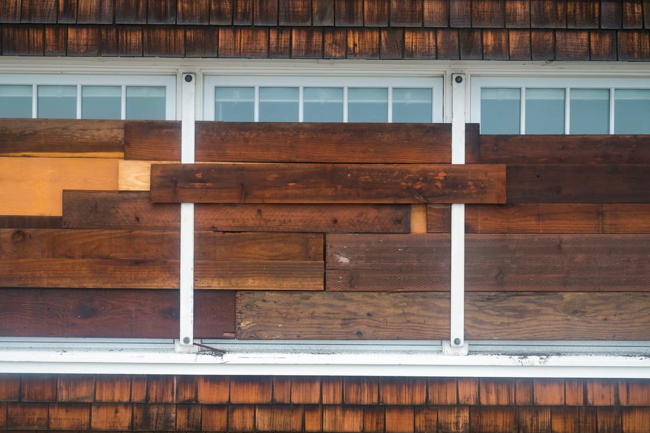 Las tormentas obligaron la evacuación de Montecito, una comunidad de 8,000 habitantes situada a unas 250 millas (400 kilómetros) al sur de Aptos. Algunos de los residentes de Montecito, donde el precio promedio de una casa es de 5.3 millones de dólares según el sitio Zillow, son el príncipe Harry, Oprah Winfrey y Ellen DeGeneres.