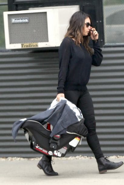 No tiene problemas cuando Mila lo deja sin ayuda.