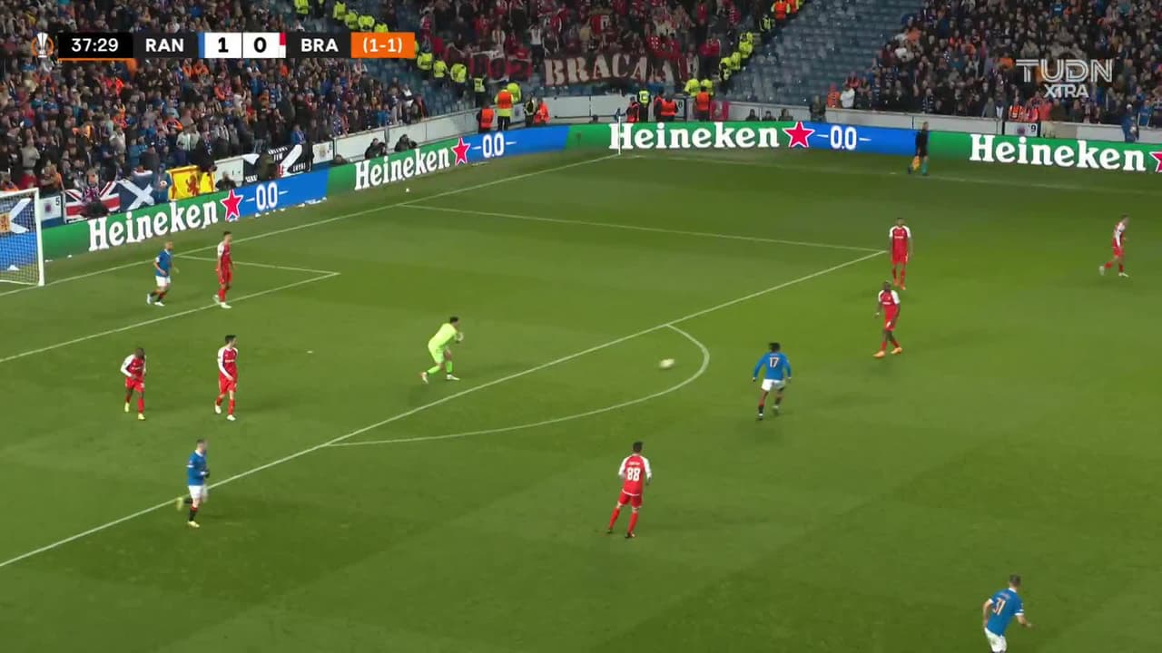 ¡TIRO ATAJADO! disparo por Ryan Kent.