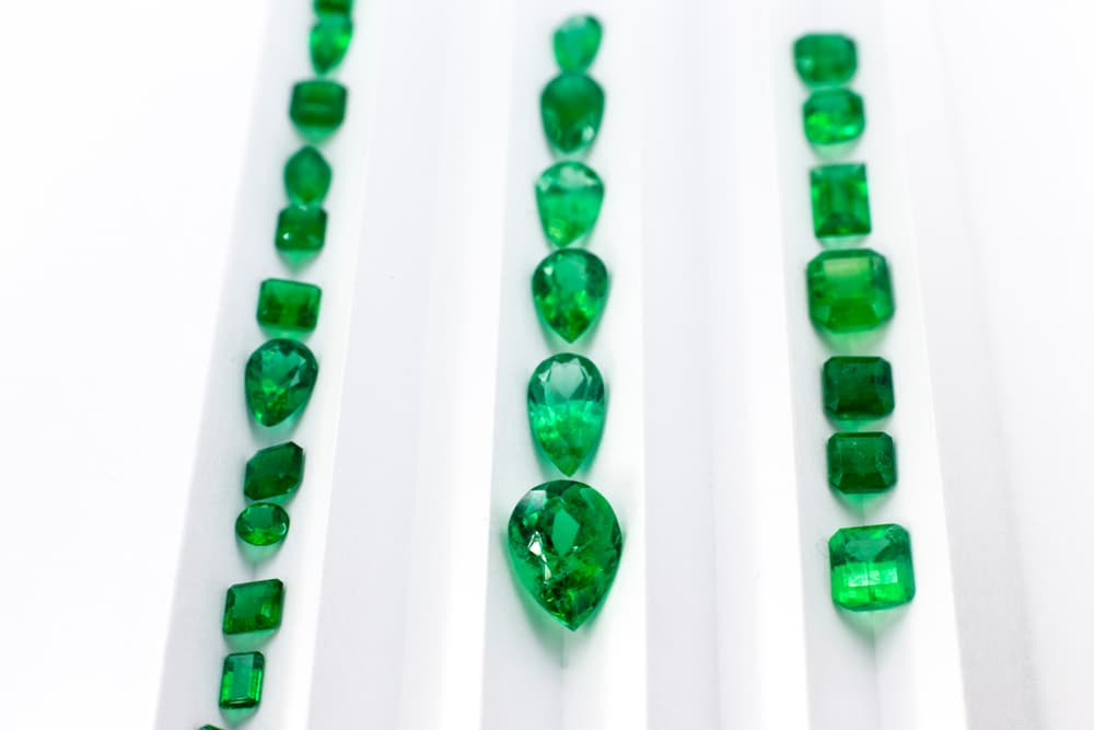 Dicen que la gema afecta la mente a nivel tanto consciente como inconsciente, y aumenta la sabiduría interior y percepción de la gente, inclusive las facultades psíquicas. Se dice que la esmeralda posee todo el conocimiento del pasado, el presente y el futuro, de ahí que sea tan popular en ocultismo.