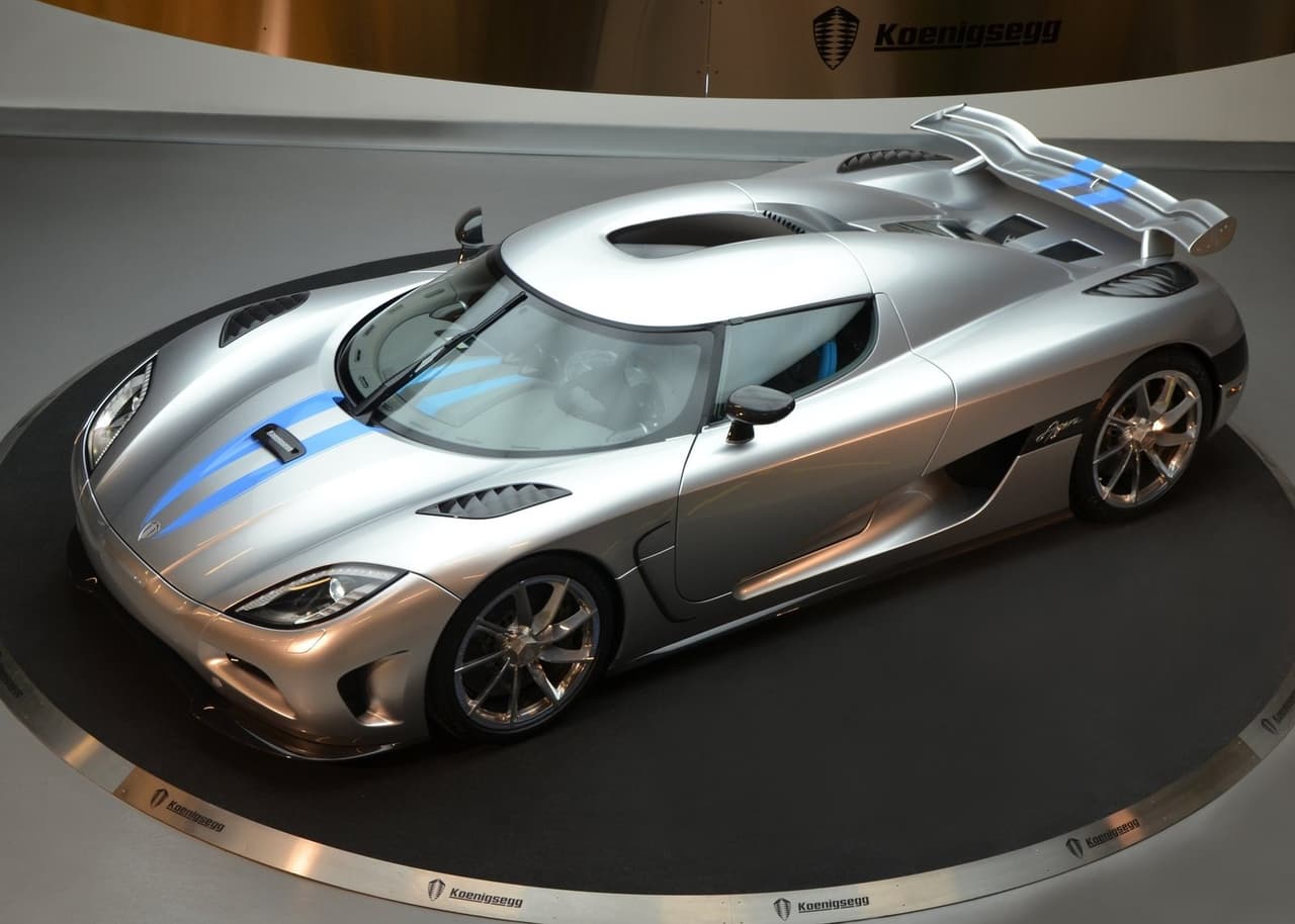 <h3 class="cms-H3-H3"><b>16. Koenigsegg Agera</b></h3>
<br>
<br>
<b>Capacidad del tanque: </b>21.66 galones
<br>
<b>Costo estimado para llenar el tanque:</b> $88
<br>
<b>Consumo de combustible:</b> 15 mpg en trayecto combinado
