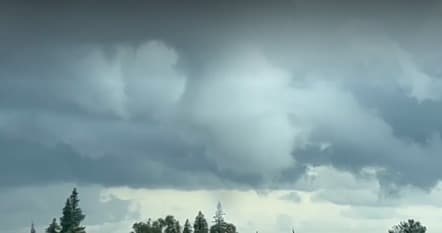 La rotación de los vientos muestra el inicio en la formación de una nube de embudo.