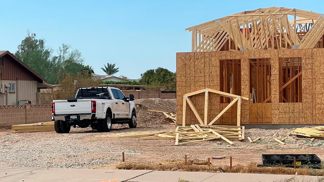 Por el momento no se han dado a conocer detalles sobre la víctima, sólo se sabe que era un hombre de aproximadamente 50 años de edad.