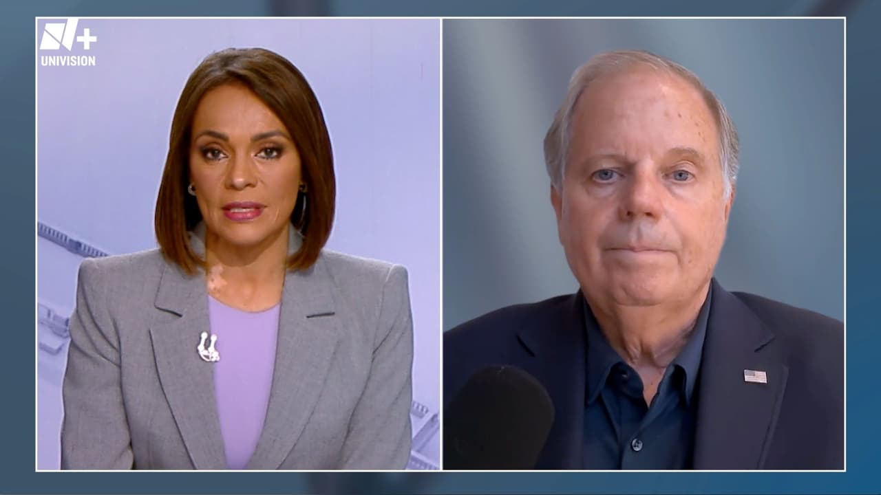 Doug Jones anticipa más demandas contra Trump por medidas sobre el voto por correo