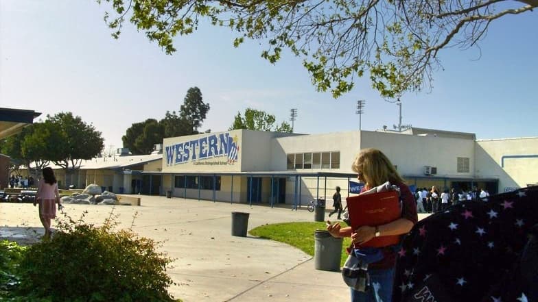 Arrestan a un estudiante por amenazar con tiroteos en escuelas de California
