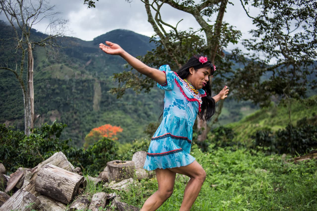 Angelica, de 16 años, contó que su madre le permitió usar ropa de mujer con la condición de que fuera un vestido tradicional de su etnia.